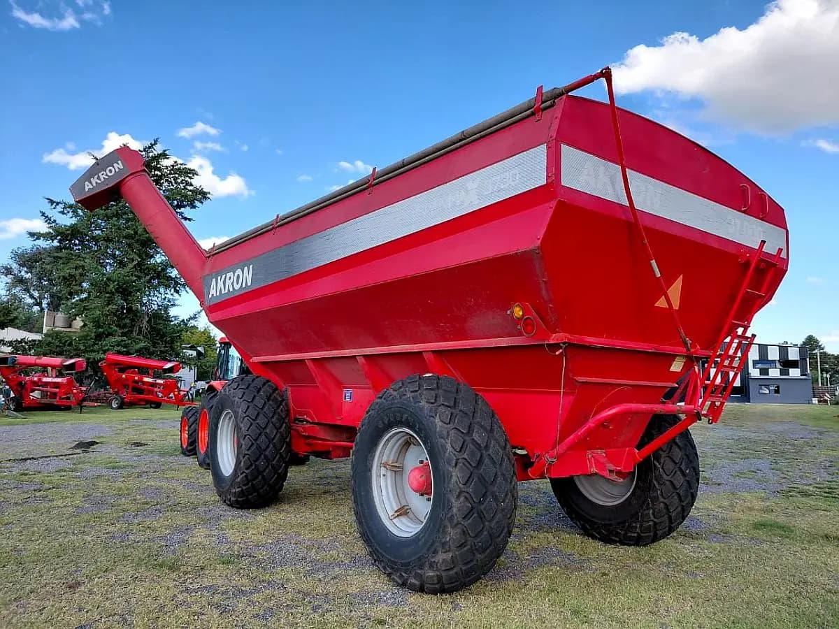 Tolva autodescargable usada Marca Akron Modelo Granmax 3730